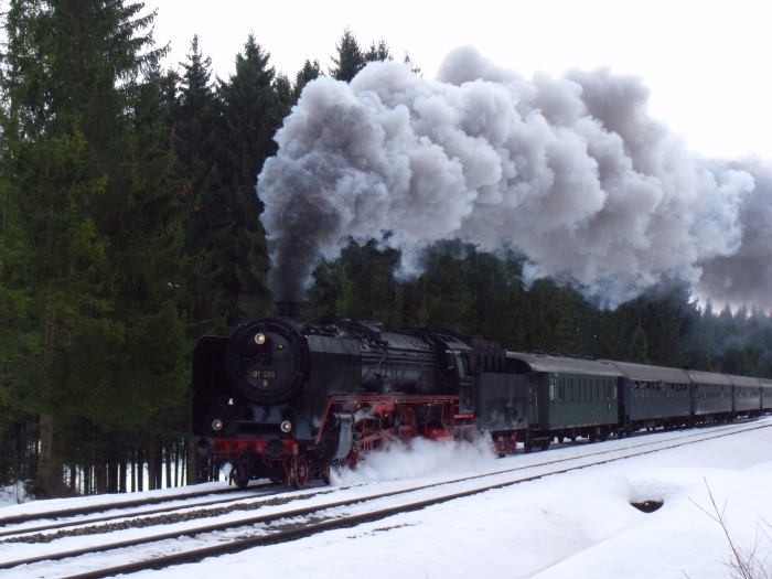 01 066 mit dem kombinierten BEM- und UEF-Sonderzug im Winterschnee nach Oberstdorf, in der Steigung vor Günzach, um 12:26h am 21.02.2015