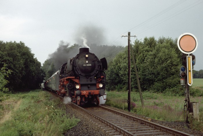 01 1100 auf Strecke Uelzen-Gifhorn-Braunschweig bei Wittingen, August 1988