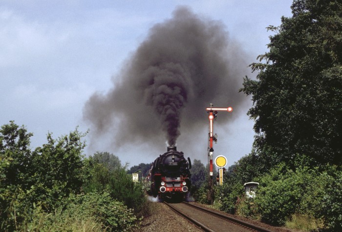 01 1066 mit Zug nach Osnabrück (Strecke von Oldenburg) hinter dem Bahnhof Huntlosen, um 14.10h am 21.07.1990