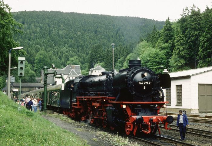 042 271 vor D 952 in Oberhof, 15.06.1991
