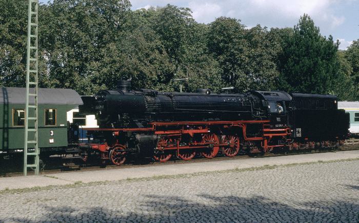 042 271 Tv vor dem Zug Nr.21831 (zurück Richtung Soltau), in Fallingbostel, am 06.09.1997