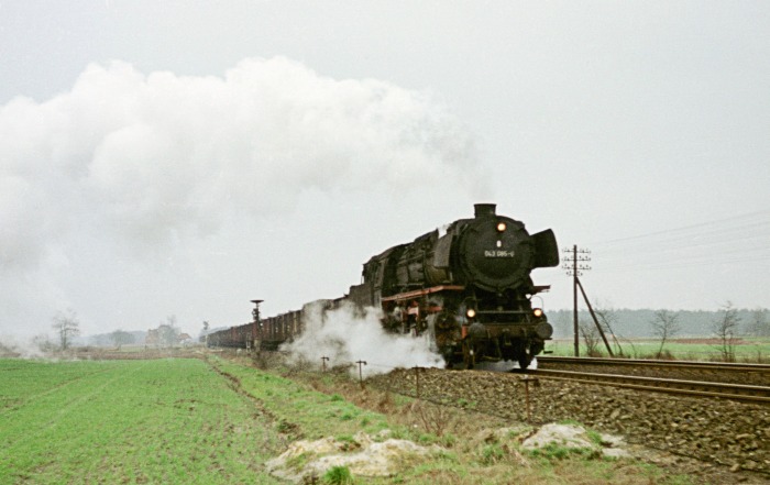 043 085 mit leerem Kohlewagenzug bei Leschede, 19.03.1975