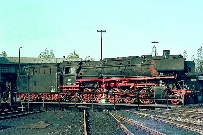 043 475 auf der Drehscheibe im Bw Emden erwischen, am 11.10.1974