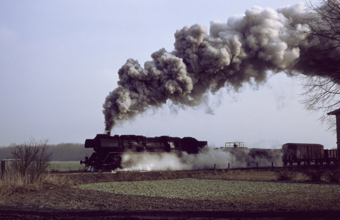 50 3637 mit Güterzug Ausfahrt Klein Warnow, 18.02.1984