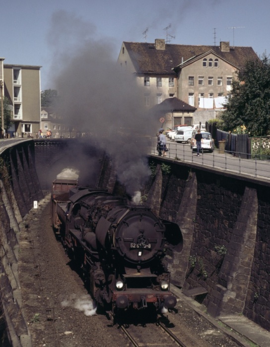 52 8106 mit Gz verlässt den Kamenzer Stadttunnel, 26.08.1980