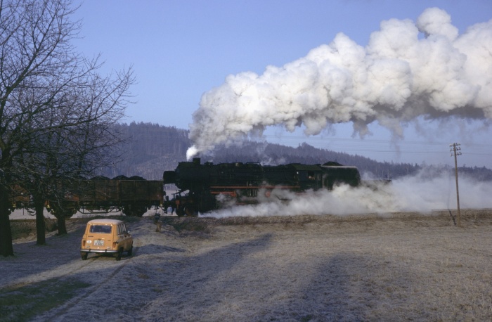 52 8013 schiebt Dg Steigung bei Gelenau, 21.02.1982