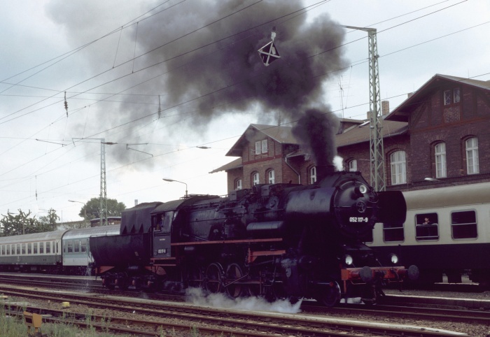 “052 117” alias 52 8117 hatte den damals bekannten “Gurken-Sonderzug” aus Berlin in den Spreewald gebracht und fährt hier Lz in Richtung Lübbenau durch den Bahnhof Vetzschau, um 17:30h am 11.09.1993