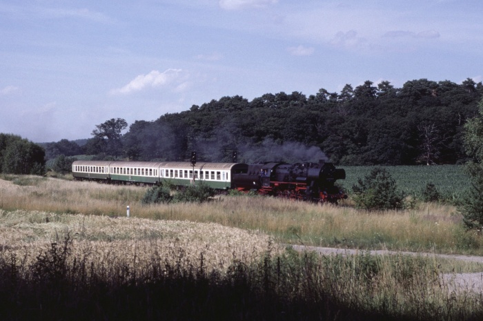 52 8154 mit RB 37584 in Börnecke, am 18.07.1999