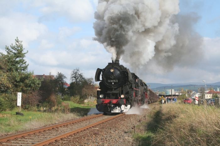 52 8075 + 52 8079 mit schwerem Güterzug Richtung Meiningen, Ausfahrt Wernshausen, um 11:11h am 13.10.2007