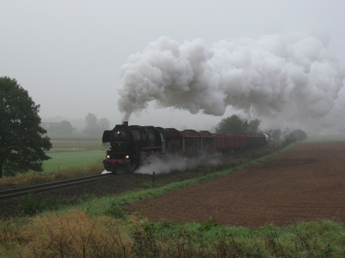 52 8075 mit Güterzug (Holzzug) Richtung Eisenach, hinter Ausfahrt Marksuhl in wunderschöner Herbst- Akustik, um 9:37h am 11.10.2007