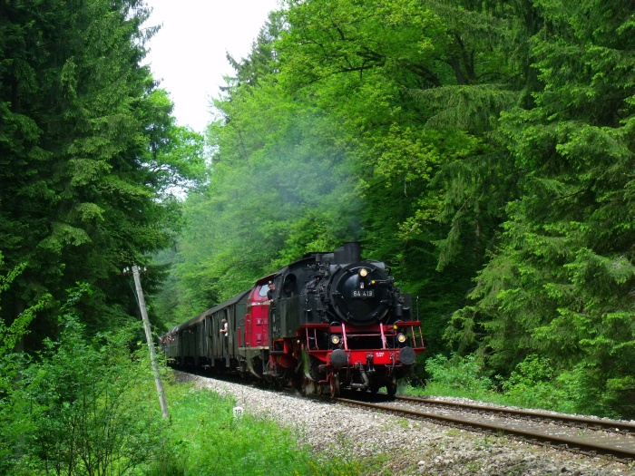 64 419 + 212 084 (dieselbe Vorschublok + Zuglok -Kombination) mit dem zweiten Zug nach Welzheim mitten im Wald zwischen Laufenmühle und Breitenfürst (bei km 18,4), um 13:30h am 20.05.2012
