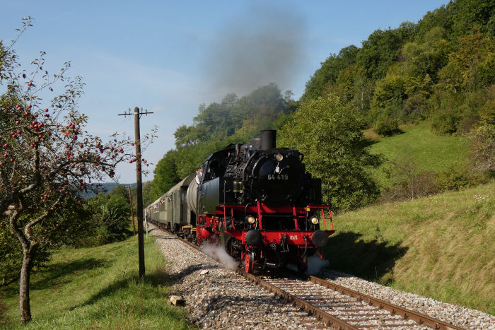 64 419 vor langem (Sonder-) Zug Stuttgart-Schorndorf-→Welzheim (hinten Schub: V100), bei Klaffenbach, um 11:05h am 19.09.2021
