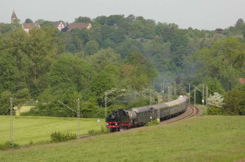 64 419 vor Sonderzug aus Richtung Stuttgart zum Dampflokfest in Nördlingen, hinter Lorch im Remstal, um 9:28h am 21.05.2023