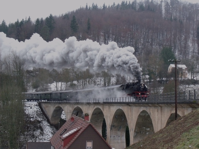 64 419 mit Zug →Welzheim auf dem Steinbacher Viadukt hinter Klaffenbach, 13:41h am 12.12.2010.