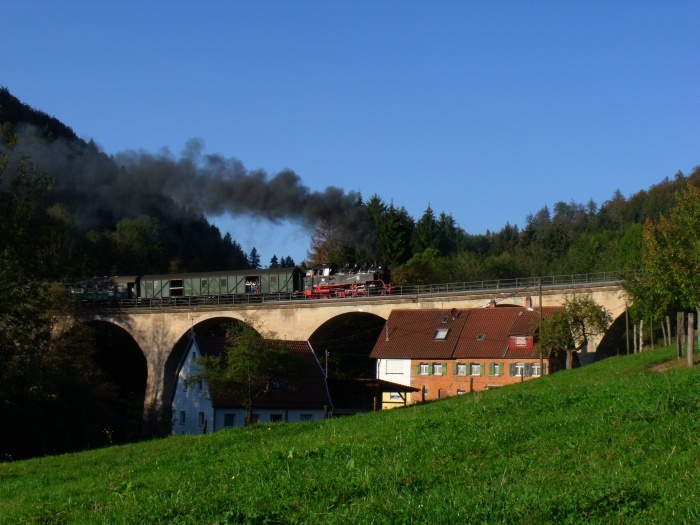 64 419 mal wieder auf dem Weg nach Welzheim, auf dem Strümpfelbachtal- Viadukt hinter Klaffenbach, um 17:10h am 02.10.2011