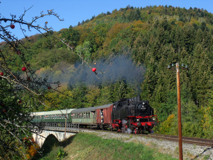 64 419 mit Zug Schorndorf→Welzheim, dieses Mal fotografiert auf der Brücke über das Igelsbachtal bei Klaffenbach, um 11:15h am 14.10.2018