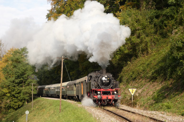 64 419 mit Zug Schorndorf→Welzheim (hinten Schub: V100), am Landstraßen-Bahnübergang hinterm Strümpfelbachtal, um 11:10h am 17.10.2021