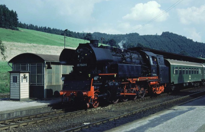65 1049 mit Personenzug in Blankenburg, Sommer 1982