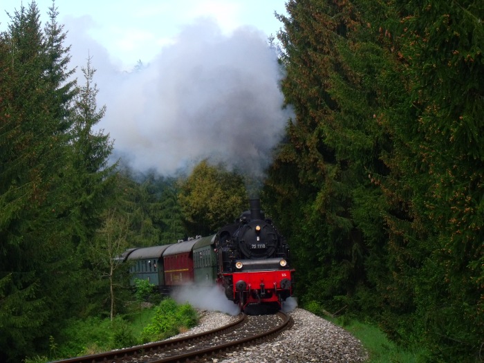 75 1118 mit Zug von Amstetten nach Gerstetten, mal wieder - wie so oft aber immer gern hier gehört - in der Steigung am unteren Benzwang zwischen Amstetten und Stubersheim, in der bekannten vielfach fotografierten Kurve, um 9:48h am 14.05.2015