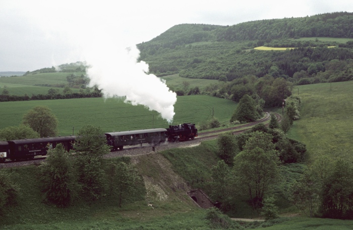86 333 Tv mit Zug von Blumberg nach Weizen abwärts, Ausfahrt Epfenhofen, um 14:15h am 23.05.1999