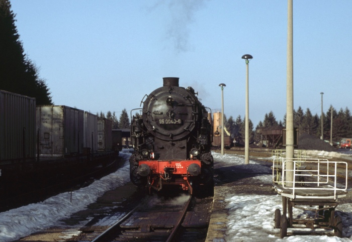 95 0040 im Bahnhof Ernstthal a.R., am 23.02.1980