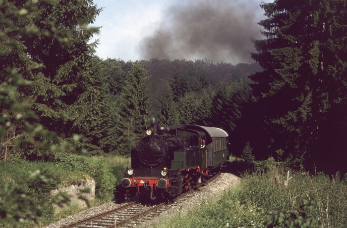 Lok 16 mit Zug Amstetten→Gerstetten im Wald hinter Amstetten am unteren Benzwang, am 30.06.2002