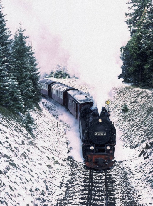 99 7232 mit P 14405 nach Nordhausen, bei heftiger Kälte und im Schneegestöber (außergewöhnlich Ende April), an der zweiten Waldwegbrücke am Kälberbruch, um 11:40h am 20.04.1991