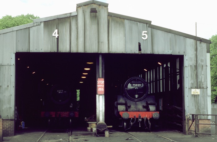 4277 und 75029 nebeneinander in der running shed genannten Halle, kurz nach 14:00h am 31.05.2002.