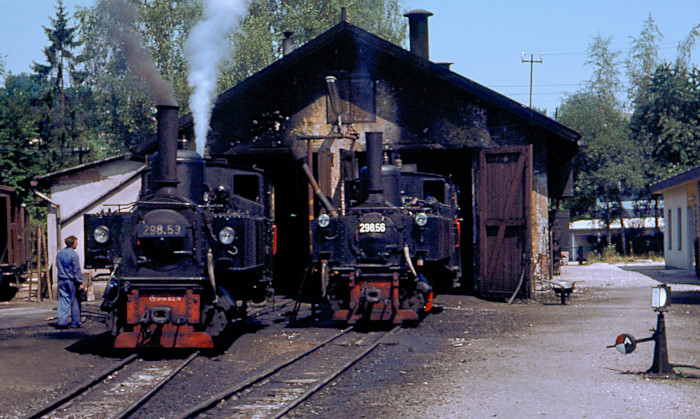 298.53 neben 298.56 am Heizhaus in Garsten, im Juli 1976