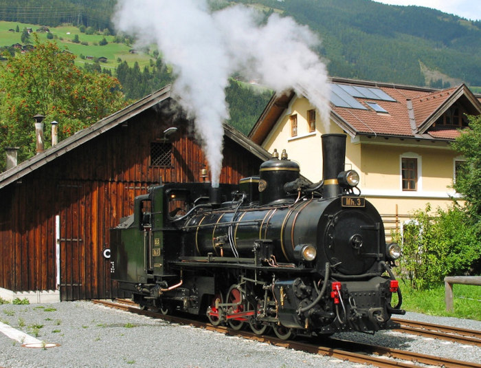 Mh.3 vor dem kleinen Lokschuppen in Krimml (Pinzgauer Lokalbahn), September 2011