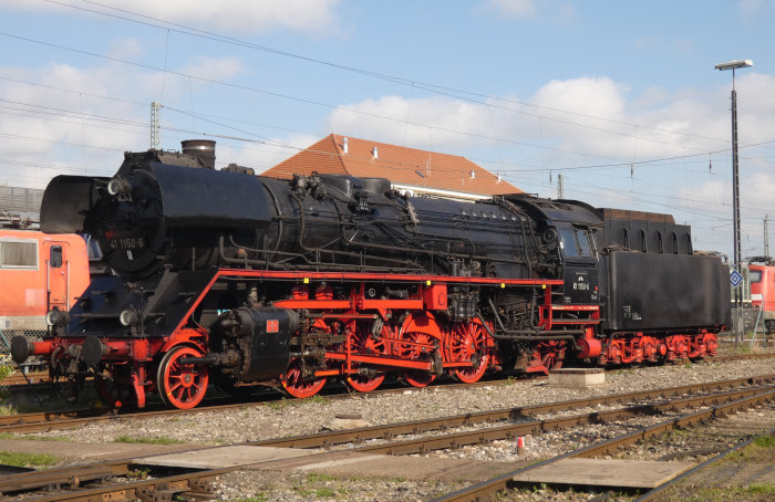 41 150 zur Zeit nicht betriebsfähig (kalt) ausgestellt im Bw im Rahmen des 2.Nördlinger Eisenbahnfestes, fotografiert um 8:45h am 20.05.2023