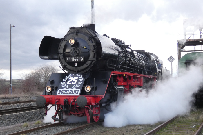 41&nbsp;1144 beim Umsetzen im Gelände des Bw Arnstadt, um für Rückfahrt wieder vor die Wagen vom Rodelblitz gekuppelt zu werden, um 15:32h am 25.01.2025