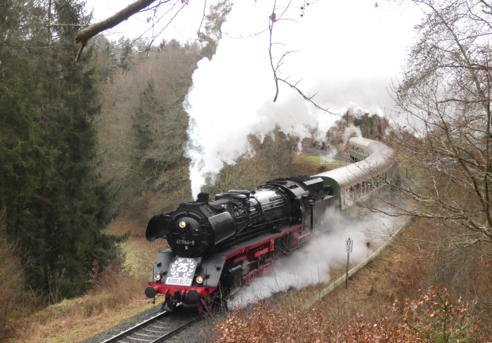 41&nbsp;1144 mit dem Rodelblitz-Sonderzug der IGE-Werrabahn (Eisenach&rarr;Arnstadt), auch wieder fotografiertund Sound aufgenommen an bekannter Stelle bei Springstille vorm Hischbachtunnel (km 17,0) um 12:01h am 26.01.2025