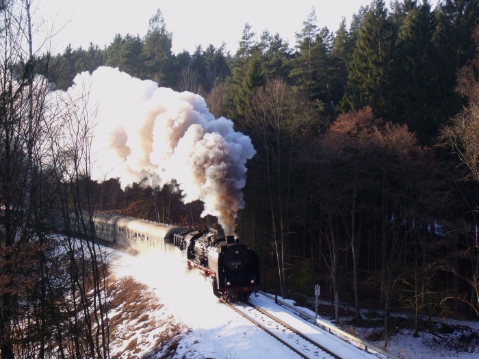 50 3501 kommt mit Sonderzug der Ulmer Eisenbahnfreunde nach Oberhof extrem laut und schnell in der Steigung vor dem Hirschberg-Tunnel bei Springstille (Strecke Schmalkalden - Zell-Mehlis) hochgekracht, um 15:47h am 11.02.2017