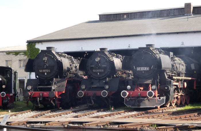 50 0072 neben 50 3600 und 52 3548 sowie weiteren Lokomotiven ausgestellt im Bw Nördlingen, fotografiert um 8:52h am 20.05.2023