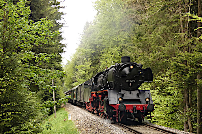 50&nbsp;2273 Zug Schorndorf&rarr;Welzheim (hinten schiebt V100&nbsp;2084) mitten im Wald zwischen Laufenmühle und Breitenfürst bei Strecken-Km&nbsp;17,9 um 11:30 am 03.05.2026