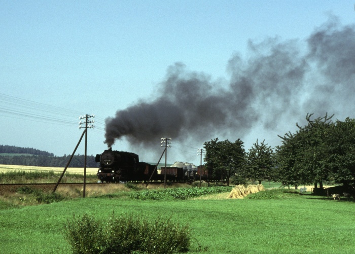 52 8106 mit demselben Nahgüterzug Richtung Arnsdorf in der Steigung bei dem Dorf Gelenau (wo auch einige wenige Soundaufnahmen gemacht wurden), um 13:15h am 26.08.1980