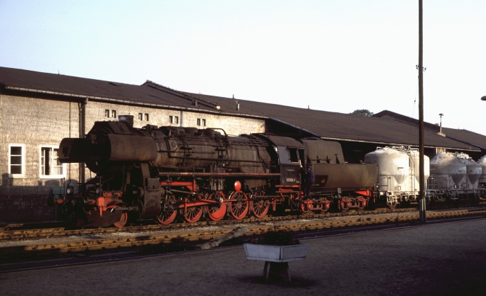 52 8124 mit Güterzug in Kamenz, am 28.08.1980