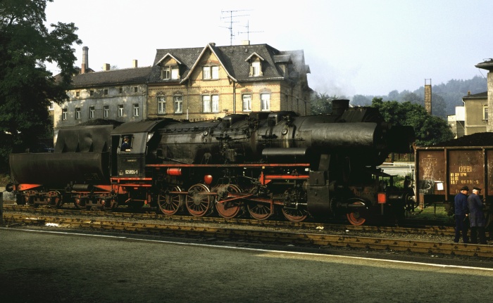 52 8124 Tv vor Güterzug im Bahnhof Kamenz, 02.09.1981
