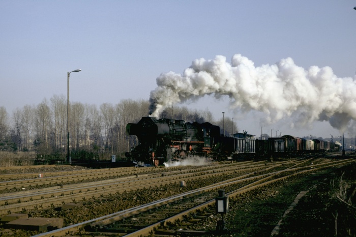 52 8192 mit Güterzug ->Kamenz, Ausfahrt Arnsdorf, 21.02.1982