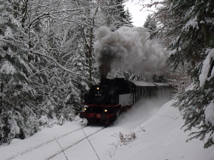 64 419 mit Zug Schorndorf→Welzheim, im tiefverschneiten Wald zwischen Laufenmühle und Breitenfürst, um 13:53h am 19.12.2010