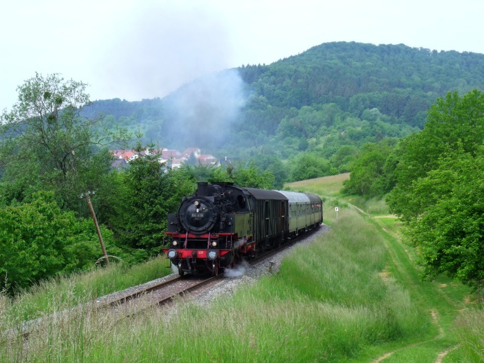 64 419 mit 4-Wagen -Zug Schorndorf→Welzheim, hinterOberndorf an den Obstbaumwiesen, um 10:05h am 24.05.2015 (Pfingsten)
