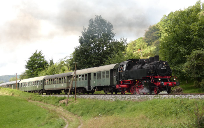 64 419 vor Zug Schorndorf-→Welzheim (hinten V100 Schub) bei Klaffenbach, um 11:06h am 08.08.2021