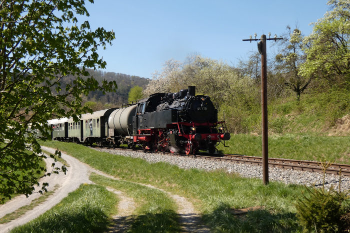 64 419 vor Zug Schorndorf-→Welzheim (hinten Schub: V100), hinter Oberndorf, um 14:31h am 18.04.2022
