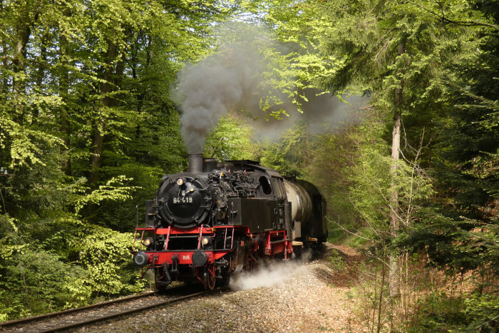 64 419 vorm Zug Stuttgart→Welzheim hinter Laufenmühle im Wald (Km 17,7), (Schub: V100), um 11:17h am 07.05.2023