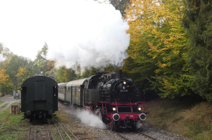 64&nbsp;419 vorm Zug nach Welzheim bei Ausfahrt aus Breitenfürst auf dem nun oberen und flachen Abschnitt der Bahn, fotografiert um 11:27h am 18.10.2020