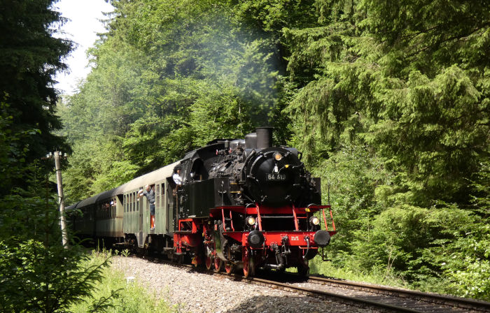 64&nbsp;419 vor Zug Schorndorf-&rarr;Welzheim (hinten Schub: 212&nbsp;084 als V100&nbsp;2084), im Wald zwischen Laufenmühle und Breitenfürst (km&nbsp;18,4), um 14:48h am 27.06.2021