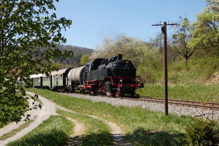 64&nbsp;419 vor Zug Schorndorf-&rarr;Welzheim (hinten Schub: V100), hinter Oberndorf, um 14:31h am 18.04.2022