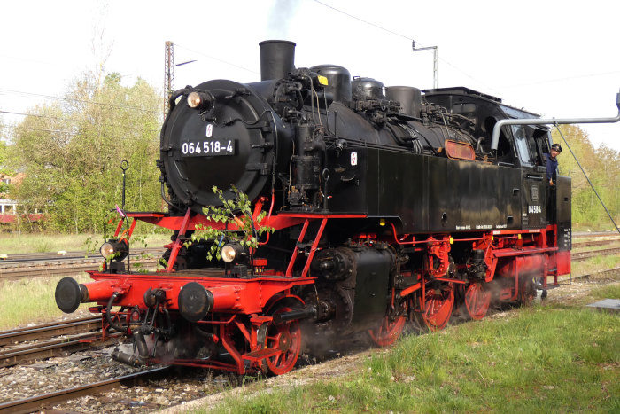 64&nbsp;518 unnötigerweise mit Bundesbahn-EDV-Nummer beschriftet..., hier noch morgens vor den ersten Fahrten in Amstetten am Wasserkran, um 9:12h am 01.05.2024