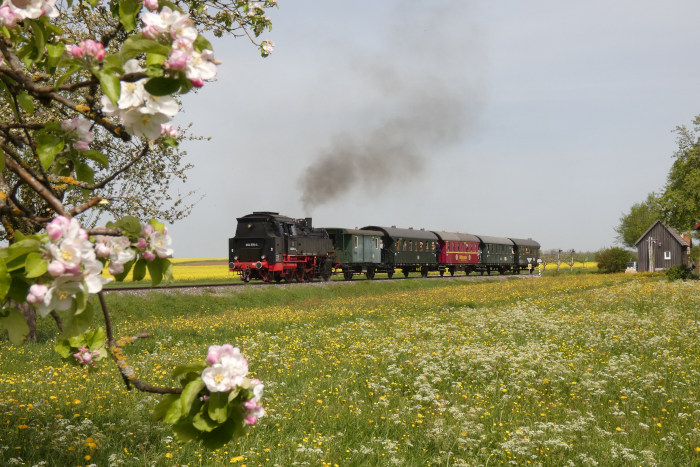 64&nbsp;518&nbsp;Tv zurück mit Zug Gerstetten&rarr;Amstetten Halt und Abfahrt in dem kleinen Bahnhof Waldhausen auf der Schwäbischen Alb, um 11.20h am 01.05.2024